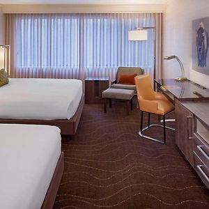 Zimmer mit Queensize-Bett für Gäste mit Behinderungen